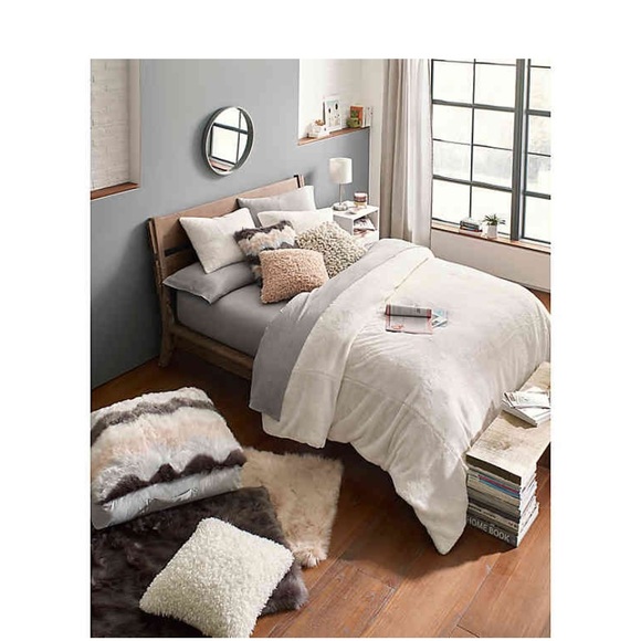 UGG Laguna Floor Cushion - Picture 3 of 3